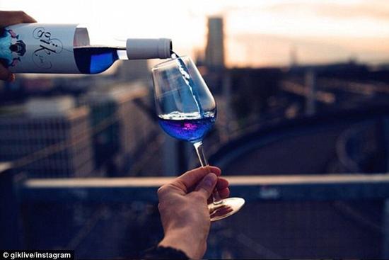 城会玩！西班牙青年创造出蓝色葡萄酒