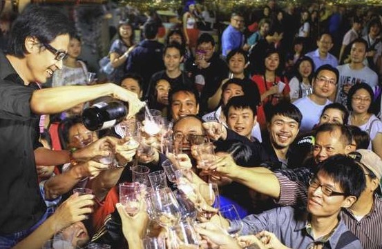 韩媒称香港成世界葡萄酒中心 内地富商推高拍卖价格